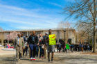 在第11届“穿着她的鞋子走一英里”活动上，ODU校园里近200名男性接受了挑战，穿上高跟鞋，以示对结束性暴力的支持. 图Chuck Thomas/ODU