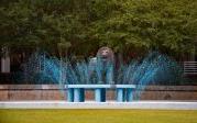 在君主喷泉把水染成蓝色是返乡的传统. Photo Chuck Thomas/ODU
